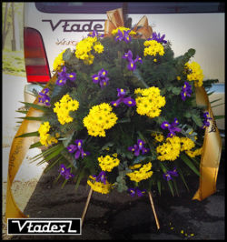 001 Zdjęcie wieńca pogrzebowego z kwiatami fioletowymi i żółtymi