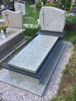 109 Nagrobek łączony wykonany z jasnego i szarego kammienia